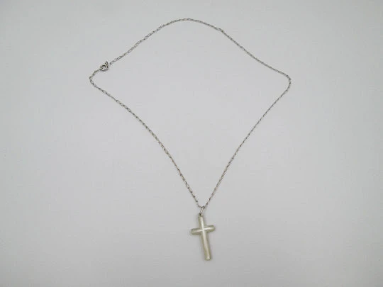 Cruz de nácar con cadena de eslabones abiertos en plata de ley. España. 1960