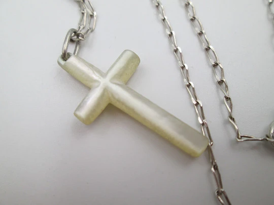 Cruz de nácar con cadena de eslabones abiertos en plata de ley. España. 1960