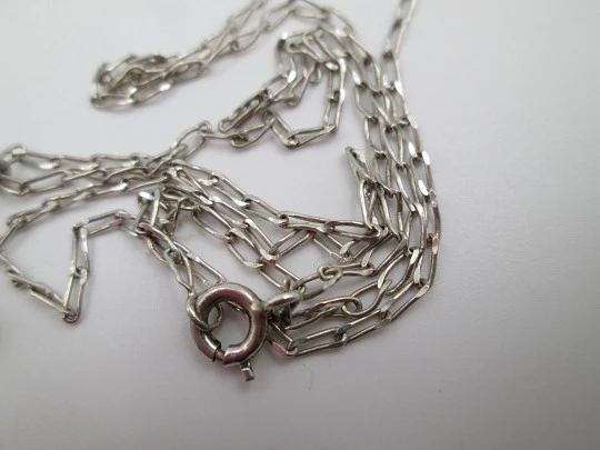 Cruz de nácar con cadena de eslabones abiertos en plata de ley. España. 1960