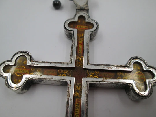 Cruz de peregrino con relicario interior. Metal blanco. Años 40. España