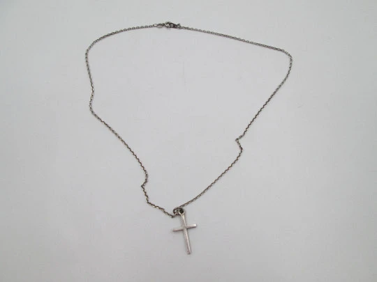 Cruz latina colgante con cadena de eslabones. Plata de ley 925. Cierre de argolla. 1980