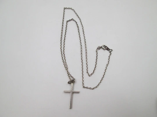 Cruz latina colgante con cadena de eslabones. Plata de ley 925. Cierre de argolla. 1980
