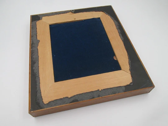 Cuadro de madera con imagen del Sagrado Corazón de Jesús. Celuloide crema. 1940