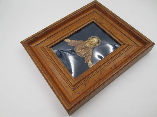 Cuadro de madera con imagen del Sagrado Corazón de Jesús. Celuloide crema. 1940