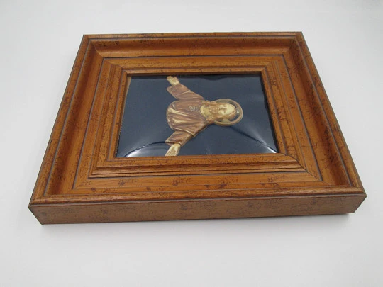 Cuadro de madera con imagen del Sagrado Corazón de Jesús. Celuloide crema. 1940