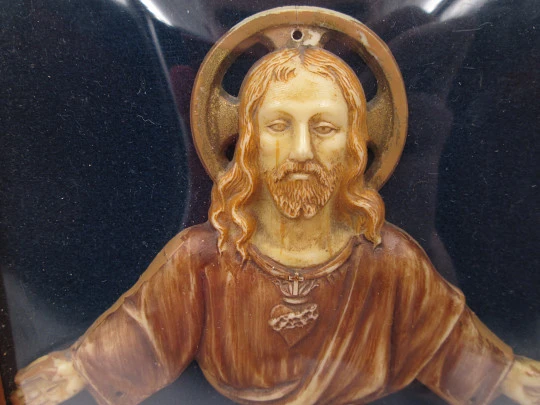 Cuadro de madera con imagen del Sagrado Corazón de Jesús. Celuloide crema. 1940