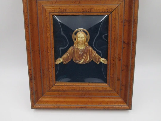 Cuadro de madera con imagen del Sagrado Corazón de Jesús. Celuloide crema. 1940