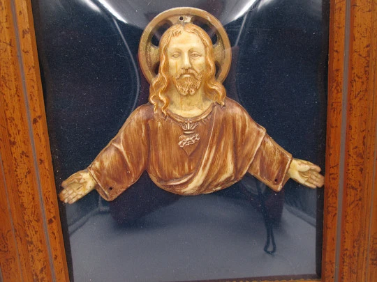 Cuadro de madera con imagen del Sagrado Corazón de Jesús. Celuloide crema. 1940