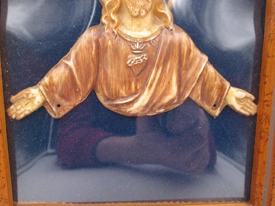 Cuadro de madera con imagen del Sagrado Corazón de Jesús. Celuloide crema. 1940