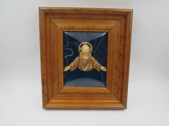 Cuadro de madera con imagen del Sagrado Corazón de Jesús. Celuloide crema. 1940