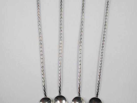 Cuatro cucharas largas mezcladores de cócteles. Plata ley 900 y cristal amatista. 1980