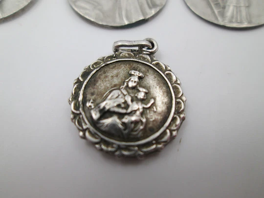 Cuatro medallas religiosas plata de ley. Santos, Jesús y Virgen. 1960