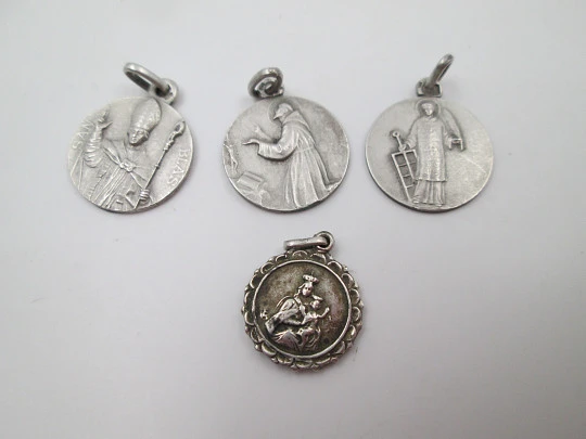 Cuatro medallas religiosas plata de ley. Santos, Jesús y Virgen. 1960