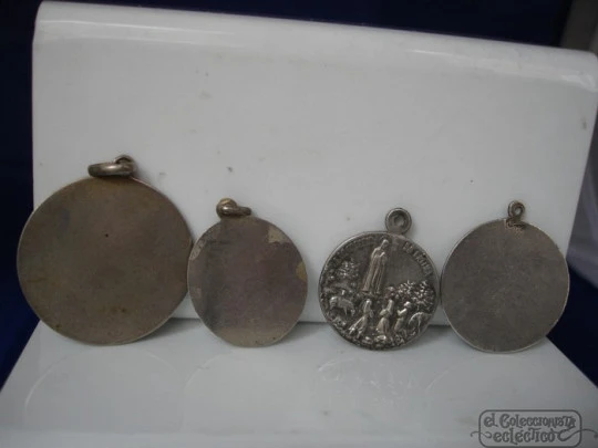 Cuatro medallas. Plata de ley. Vírgenes y Santos. Relieve. 1920