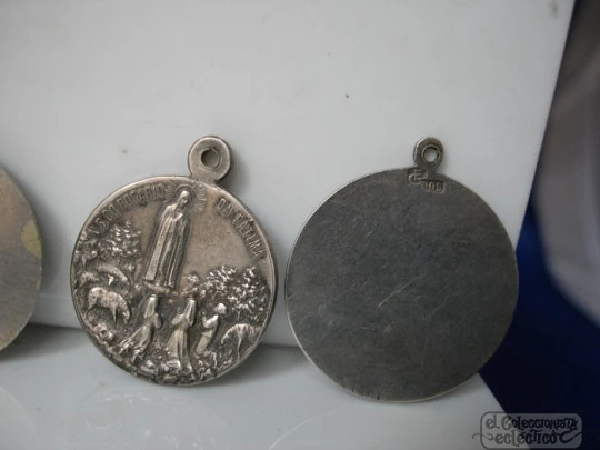 Cuatro medallas. Plata de ley. Vírgenes y Santos. Relieve. 1920