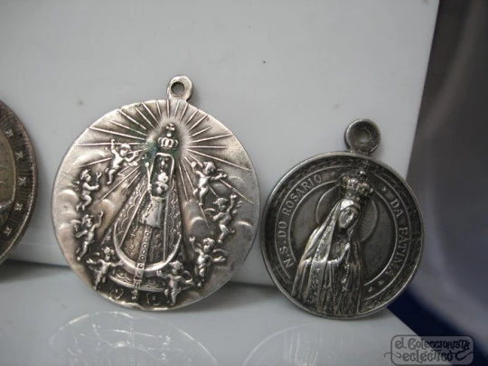 Cuatro medallas. Plata de ley. Vírgenes y Santos. Relieve. 1920