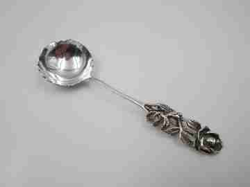 Cuchara cacillo para azúcar. Plata de ley. Mango calado. Flores y hojas. 1970