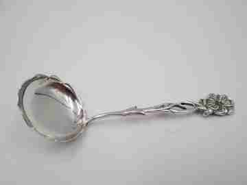 Cuchara de servicio con mango calado y cabeza ancha. Plata de ley. Motivo flor. 1970