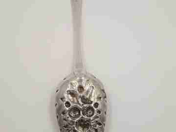 Cuchara decorada. Plata de ley. Siglo XVIII. Richard Crossley. Frutas