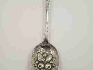 Cuchara decorada. Plata de ley. Siglo XVIII. Richard Crossley. Frutas