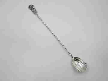 Cuchara larga de servicio con mango retorcido. Plata ley. Motivos florales. 1970
