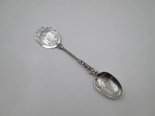 Cuchara religiosa ornamental. Grabado Apóstol Matías. Plata de ley 833. Holanda. 1950