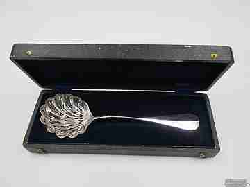 Cucharón escurridor para aceitunas. Plata de ley. Estuche. Concha. 1940