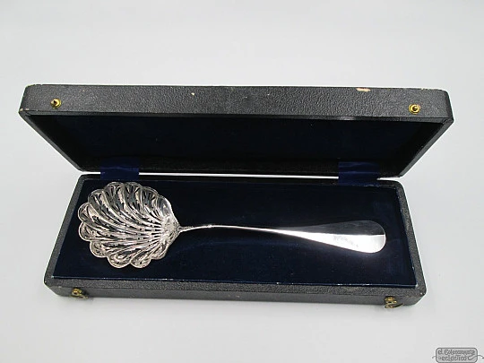 Cucharón escurridor para aceitunas. Plata de ley. Estuche. Concha. 1940