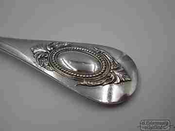 Cucharón escurridor para aceitunas. Plata de ley. Estuche. Concha. 1940