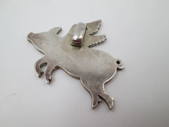 Curioso broche mujer. Cerdo con alas. Plata de ley 925. Argolla. Europa. 1980