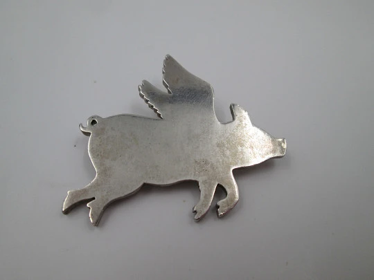 Curioso broche mujer. Cerdo con alas. Plata de ley 925. Argolla. Europa. 1980