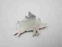 Curioso broche mujer. Cerdo con alas. Plata de ley 925. Argolla. Europa. 1980
