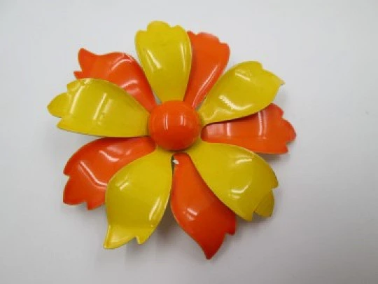 Daisy flower brooch. Golden metal and bi-tone enamel. 1960's. Europe