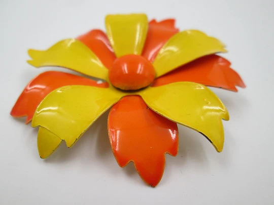 Daisy flower brooch. Golden metal and bi-tone enamel. 1960's. Europe