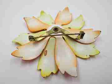 Daisy flower brooch. Golden metal and bi-tone enamel. 1960's. Europe