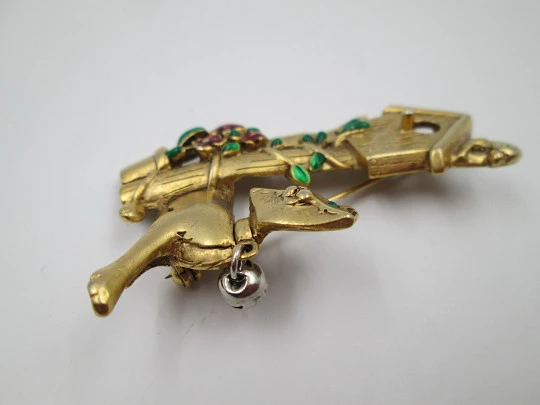 Danecraft women's brooch. Cat with birdhouse. Gold plated metal. USA. 1950's