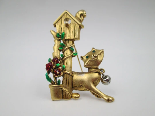 Danecraft women's brooch. Cat with birdhouse. Gold plated metal. USA. 1950's