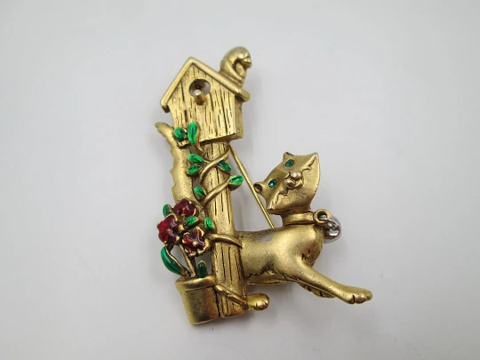 Danecraft women's brooch. Cat with birdhouse. Gold plated metal. USA. 1950's