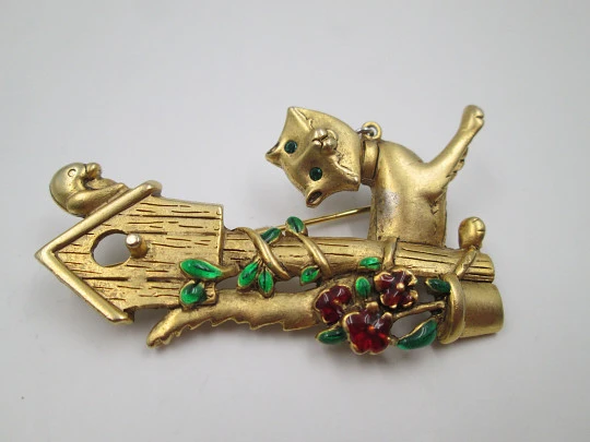 Danecraft women's brooch. Cat with birdhouse. Gold plated metal. USA. 1950's