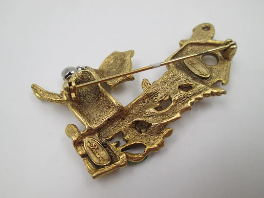 Danecraft women's brooch. Cat with birdhouse. Gold plated metal. USA. 1950's