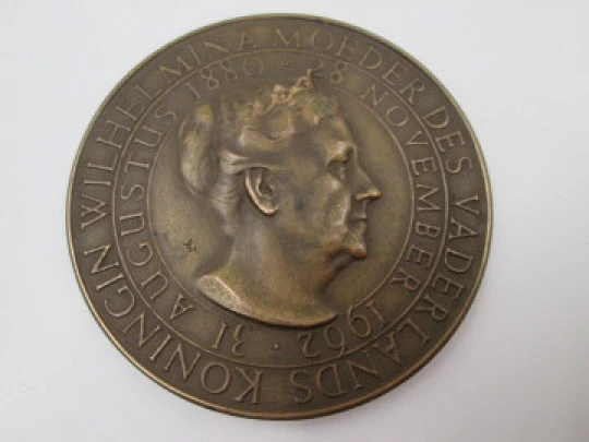 Death of Queen Wilhelmina of the Netherlands bronze medal. Joop Hekman. 1962. Holland