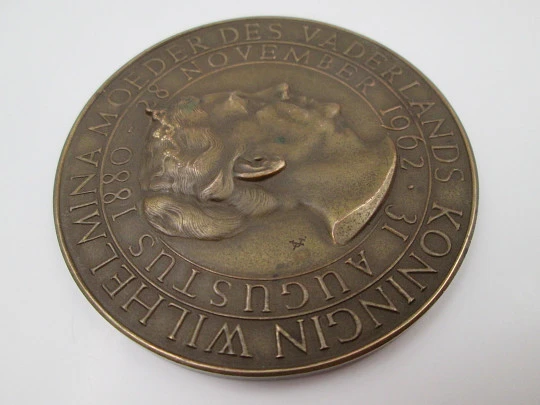 Death of Queen Wilhelmina of the Netherlands bronze medal. Joop Hekman. 1962. Holland