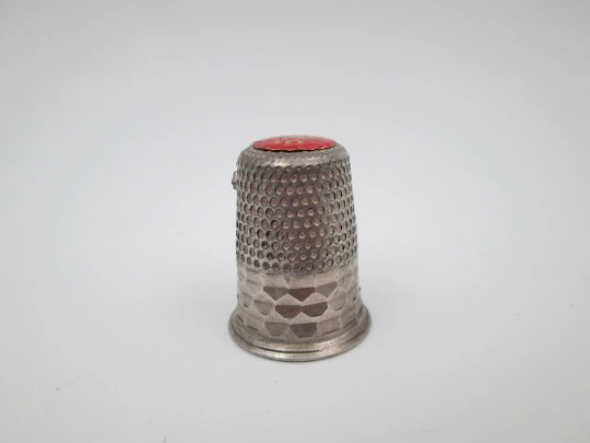 Dedal de costura con Cruz de Santiago. Plata de ley y esmalte rojo. España. 1980
