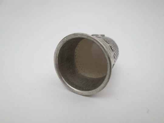 Dedal de costura con Cruz de Santiago. Plata de ley y esmalte rojo. España. 1980
