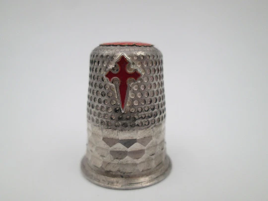 Dedal de costura con Cruz de Santiago. Plata de ley y esmalte rojo. España. 1980