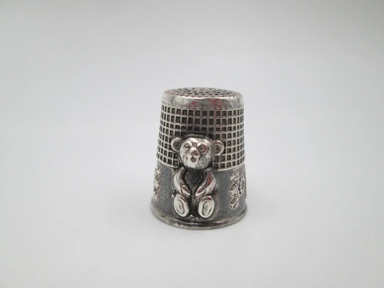 Dedal de costura en plata de ley. Motivo alto relieve oso y adornos vegetales. 1960. Europa