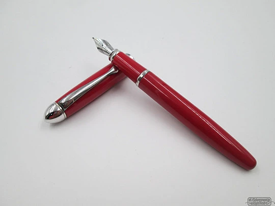 Delta Graffiti. Silver plated metal & red resin. Converter. Steel nib