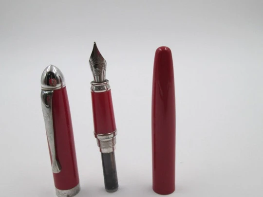 Delta Graffiti. Silver plated metal & red resin. Converter. Steel nib