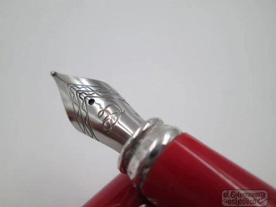 Delta Graffiti. Silver plated metal & red resin. Converter. Steel nib