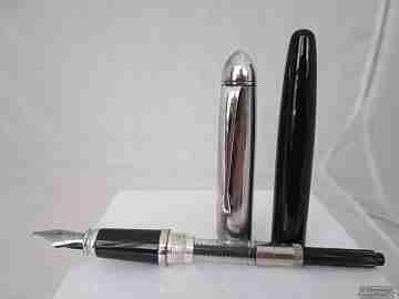 Delta Graffiti. Sterling silver & black resin. Converter. Steel nib